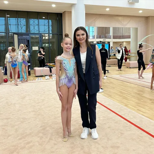 Алина Кабаева и гимнастка из центра «Небесная грация»