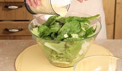 Креветки очистите и выложите в салатник (если вы используете сырые креветки, обжарьте их в сковороде до готовности и очистите). Заправьте салат соусом и аккуратно перемешайте.