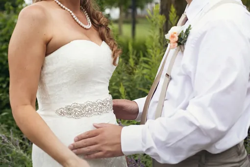 «Спрячь свой шрам»: сестра жениха осудила откровенное платье невесты