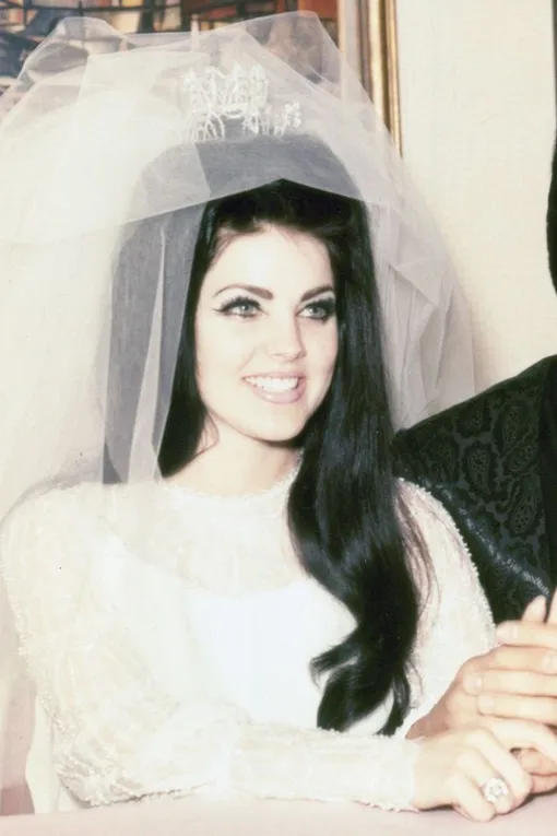 Присцилла с причёской «улей» на свадьбе с Элвисом Пресли