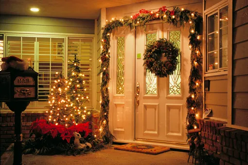Как вписать в интерьер рождественский венок: 5 вариантов украшения квартиры к празднику
