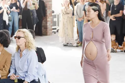 Высокая «беременная» мода. В таком виде модели еще не выходили на подиум