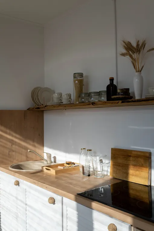 Кухни без верхних шкафов хорошо подходят для стилей Прованс, лофт и минимализм