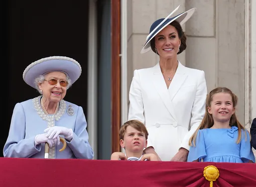 Кейт Миддлтон, Елизавета II, принц Луи и принцесса Шарлотта на параде Trooping the Colour