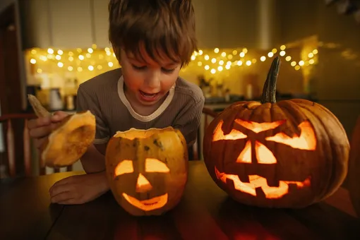 Сделайте подсвечник из тыквы на Хэллоуин вместе с детьми — им очень понравится процесс!