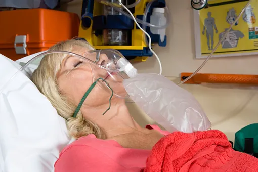 Пассажиры самолета спасли жизнь женщины, соорудив дыхательный аппарат