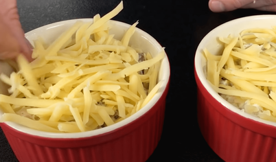 Разложите жульен по кокотницам, посыпьте сверху тертым сыром. Поставьте в духовку, разогретую до 180 градусов, и запекайте минут 15-20, чтобы сыр расплавился и схватился корочкой.