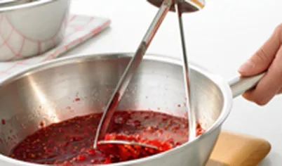 Из ягод приготовьте пюре,например, с помощью обычной толкушки или взбейте блендером. На медленном огне сварите сироп из 50 мл воды и 100 г сахара.