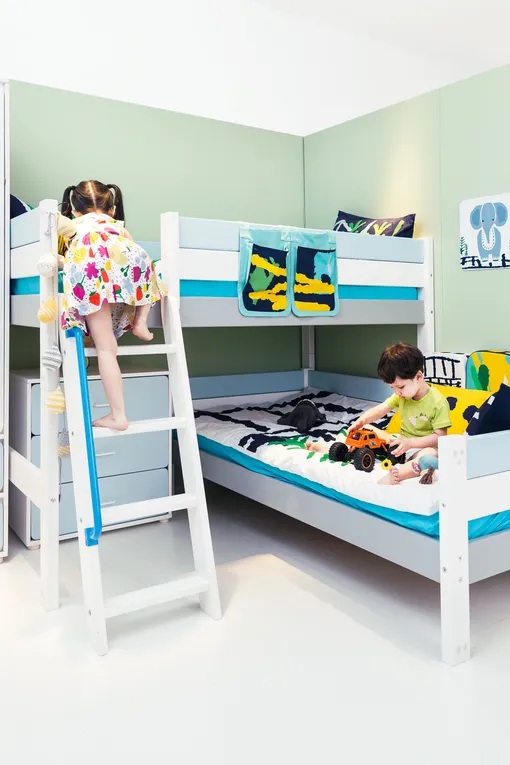 В детскую комнату для разнополых детей можно поставить двухъярусную кровать.