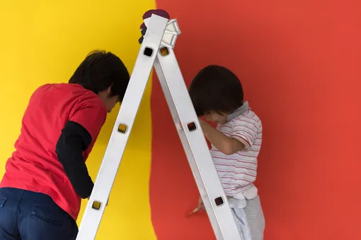 Зонирование комнаты для разнополых детей можно организовать при помощи цвета