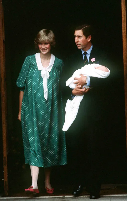 Принцесса Диана и принц Чарльз с новорождённым Уильямом в июне 1982 года