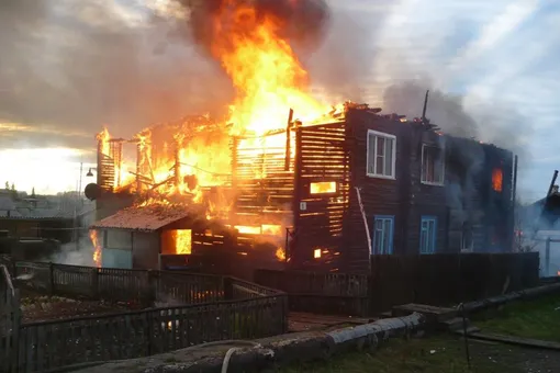 В Омской области двое школьников спасли малышей из горящего дома