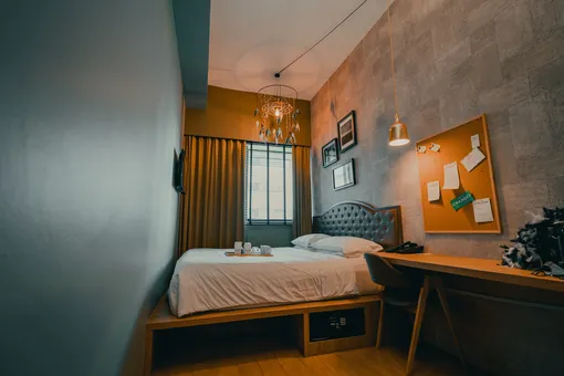Поставьте кровать поперек в маленькой комнате, чтобы сэкономить полезное пространство