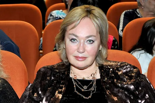 «Банька молодит»: 60-летняя Лариса Гузеева выложила фото без макияжа и в халате