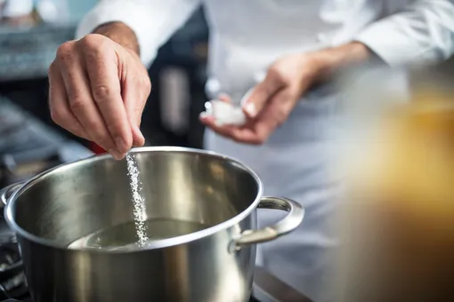 Самые распространённые кулинарные мифы: 8 частых ошибок во время готовки