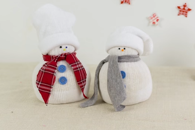 Снеговик из носка — подарок за пару минут своими руками