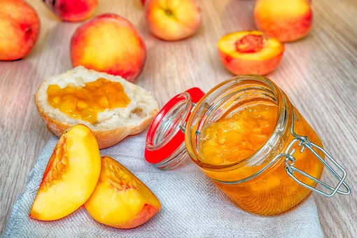 Рецепт варенья из персиков на сковороде