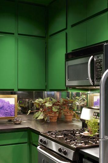 Яркий зелёный цвет в дизайне кухне — смело и ярко