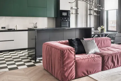 Вишнёвый диван, изумрудные стены и шахматный пол: атмосферная квартира в тёмных оттенках