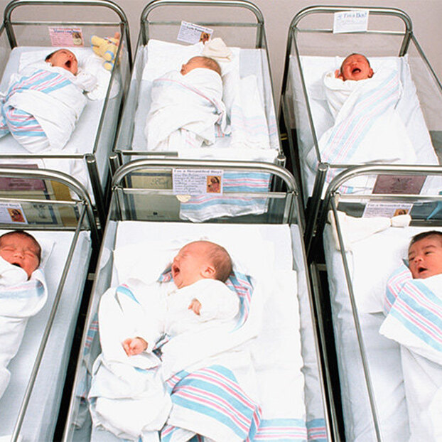 4 реальные истории о том, как в роддоме подменили младенцев