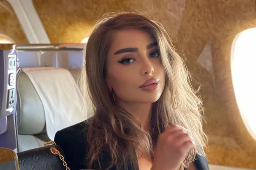 «Я выгляжу шикарно»: певица Ашера ответила на возмущение российских чиновников из-за короткого платья
