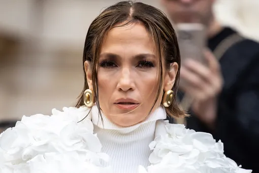 Новый тренд? Дженнифер Лопес появилась в очках с бровями на Неделе моды в Париже