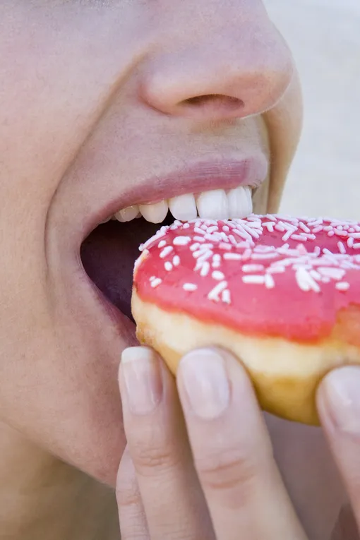 Сладости вредно для здоровья. Вредные конфеты. Вредные продукты питания. Вкусняшки. Реагирует зуб на холодное и горячее и сладкое.