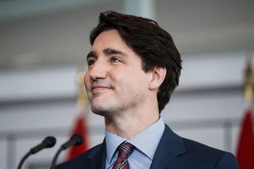 «Бровь отклеилась!» У премьер-министра Канады случился бьюти-конфуз во время пресс-конференции