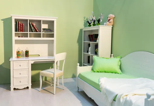 Детская комната со светло-зелёными стенами нейтрального оттенка и ярко-зелёным постельным текстилем