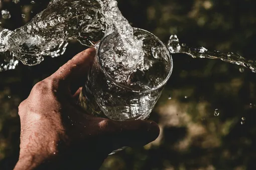 Пить чистую освежающую воду во сне — к поддержке