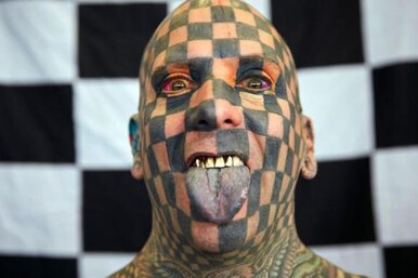 Житель США сделал 848 татуировок и теперь чихает чернилами