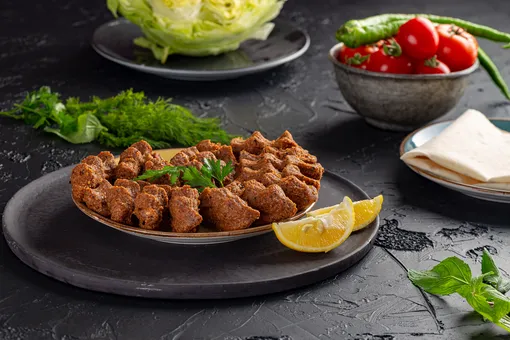 Турецкие сырые котлеты «Чи кюфте»: готовим по рецепту шеф-повара