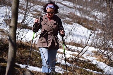 Как скандинавская ходьба помогает людям, пережившим рак: объясняем на палках