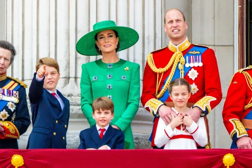 Королевская семья на балконе Букингемского дворца, принцесса Шарлотта и принц Уильям трогательный момент