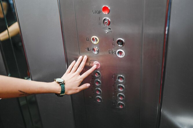 Женщина, инфицированная коронавирусом, за 60-секундную поездку в лифте заразила 71 человека