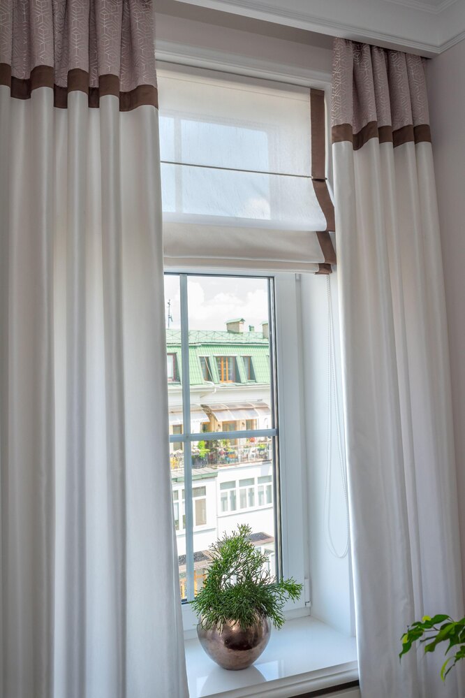 Чтобы комната выглядела светлой и просторной — выбирайте лёгкие светлые шторы