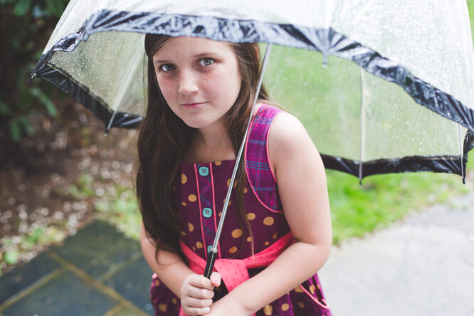 В британской школе детей вывели под дождь ради закалки — родители в ярости