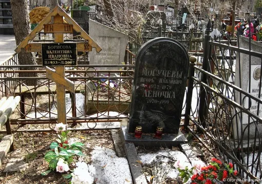 Могила Лены Могучевой на Кузьминском кладбище