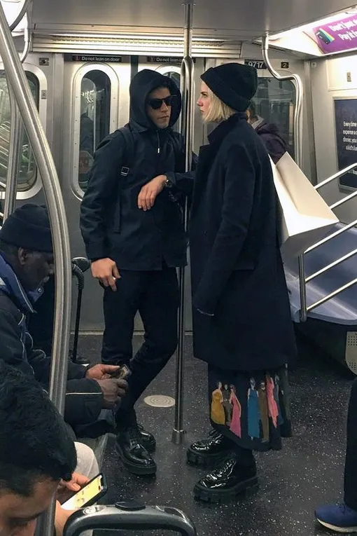 Рами Малек и Люси Бонтон в метро Нью-Йорка
