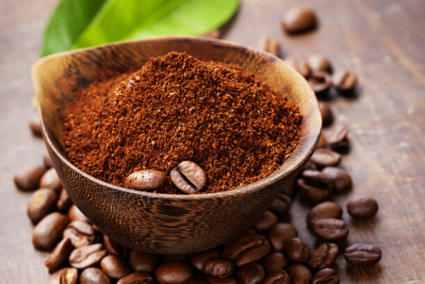 Удобрение из кофейных остатков сделает почву кислой.