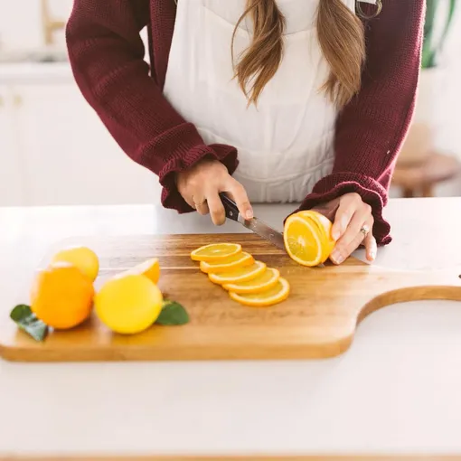 Блогер Кристин Мейд показывает, как подготовить апельсины к запеканию