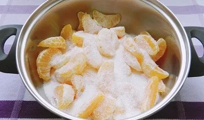 Засыпать мандарины сахаром, влить лимонный сок и поставить на средний огонь. Варить до полного растворения сахара 15-20 минут, постоянно помешивая.