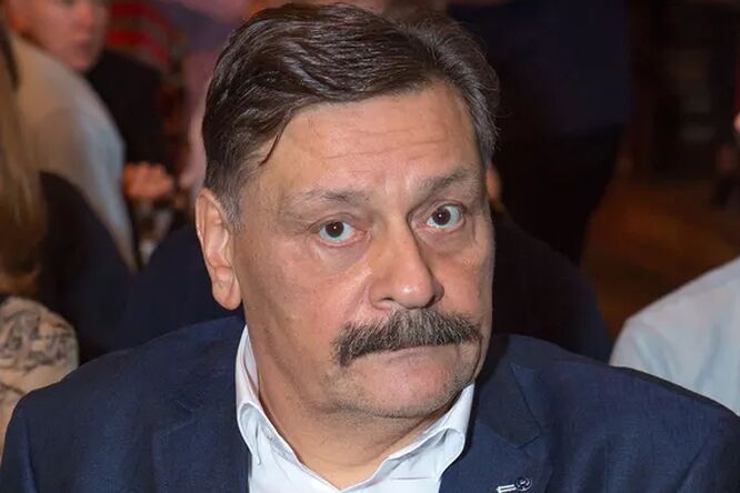 «Обожаю эту парочку»: звезда «Кухни» Дмитрий Назаров позирует в обнимку с женой «Обожаю эту парочку»: звезда «Кухни» Дмитрий Назаров позирует в обнимку с женой