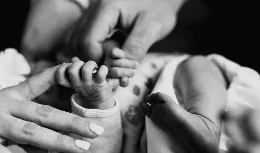 Зачем нужна фотосессия родителям умерших новорожденных: как пережить потерю ребёнка