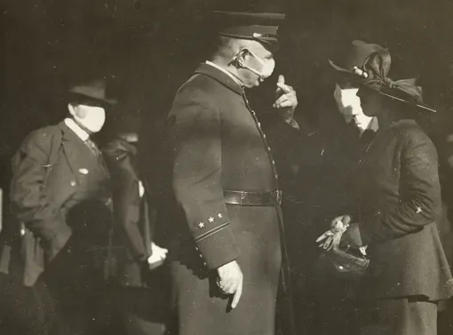 Полицейский разговаривает с горожанкой, не надевшей маску (Автор: Гамильтон Генри Доббин, фото хранится в Калифорнийской государственной библиотеке)