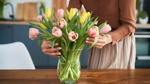 Где поставить вазу с тюльпанами