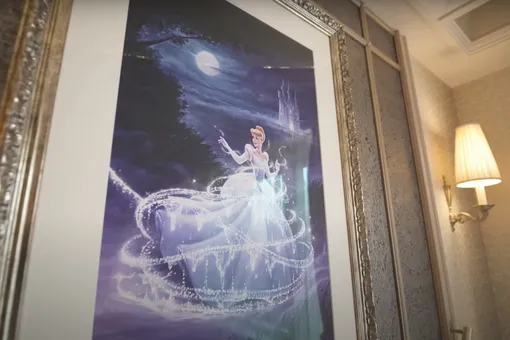 Волшебные зеркала и хрустальные люстры: в Париже открылся отель диснеевских принцесс