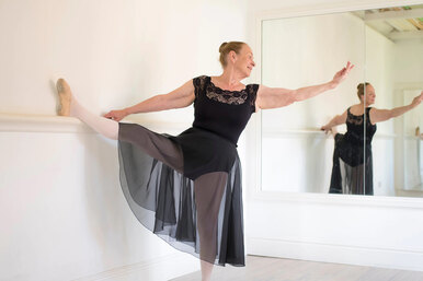 Гибкость — дело наживное: история Дорин Пеши, которая стала балериной в 71 год