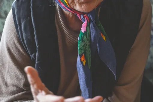 88-летняя женщина живет взаперти несколько лет из-за долга по коммуналке