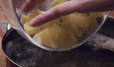 В кипящий бульон забросьте картофель, пусть варится 5-7 минут с момента закипания.
